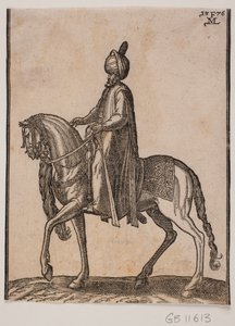 Homem mais velho montado, com porrete ao lado, perfil para a esquerda; sob o pescoço do cavalo, um rabo de cavalo ou rabo de boi está pendurado como um sinal de status digno do homem