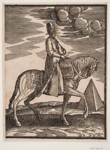 Cavaleiro com cantil no pescoço, perfil para a direita; uma espada à sua direita e bagagem à sua frente, pendurada na sela; à direita, ao fundo, uma pirâmide de Melchior Lorck