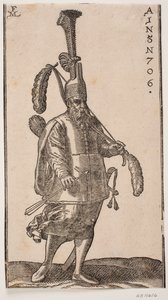 Soldado de pé, virado para o lado direito da foto; cocar com pluma ereta muito alta; na mão esquerda, um laço com grandes penas nas duas pontas; na mão direita, uma flecha; nas costas, uma aljava e ao lado, uma espada de Melchior Lorck