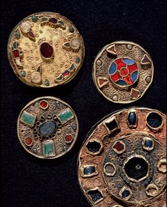Arqueologia da Idade Média (Idade Média). Arte bárbara da Gália: fíbulas (do latim fibula significando apego) em obras de prata dourada em filigrana, estilo policromado. França, período merovíngio, séc. VI-XVII. Estrasburgo, Musee d