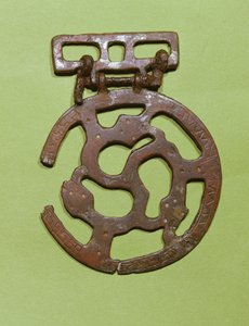 Decoração de cinto encontrada em Saint-Denis, França (metal) de Merovingian