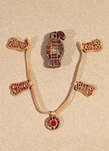 Broche em forma de águia e colar, do século IV ao VI (esmalte dourado e cloisonne) de Merovingian