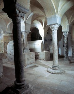 Merovingian Art: vista da cripta da Abadia de Jouarre. Século VII d.C. Sena e marga de Merovingian