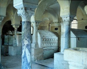 Merovingian Art: vista da cripta da Abadia de Jouarre. Século VII d.C. Sena e marga de Merovingian