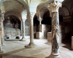 Merovingian Art: vista da cripta da Abadia de Jouarre. Século VII d.C. Sena e Marne de Merovingian