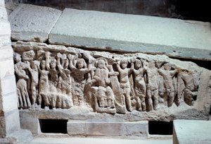 Arte merovíngia: baixos relevos do túmulo de Agilbert (século VII), eveque de Paris. Monumento funerário em pedra. Abadia de Jouarre (Sena e Marne)
