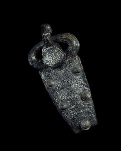 Merovingian art: placa de fivela de cinto em ferro damasquino prateado. 650-700 AD. Paris, Musee Carnavalet.