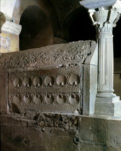 Merovingian art: cenotaph da abadessa Theodechilde (ou Telchide) (falecido em 662 d.C.). Monumento funerário de pedra. Abadia de Jouarre (Sena e Marne) de Merovingian
