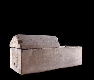 Arte merovíngia: sarcófago de Charenton em Cher decora cenas do martírio de Daniel na cova dos leões. Século VII. Bourges, Museu da Baga de Merovingian