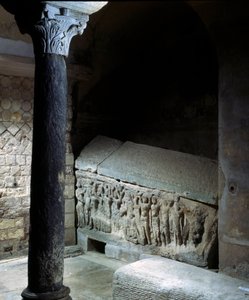 Arte merovingiana: túmulo de Agilbert (século VII), eveque de Paris. Monumento funerário de pedra. Abadia de Jouarre (Sena e Marne).