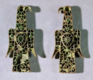 Par de broches em forma de águia (metal e esmalte) de Merovingian