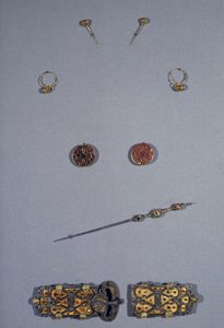 Art Merovingian (Gaulês): Conjunto da Rainha dos Francos Arnegundes ou Aregonde (v.515-600), cerca de 570. Esposa de Clotaire I (511-561). De cima para baixo: par de pinos em prata filigrana e ouro, par de brincos em prata cloisonne, cobre filigrana, grana