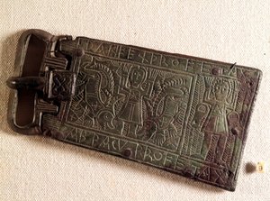 Arte merovingiana: Fivela de cinto de bronze do reino da Borgonha (povo bárbaro) representando Daniel no poço do leão. 550-626. De Franche-Comte. Museu Nacional de Arqueologia, Saint Germain en Laye.