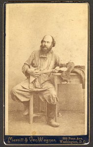 Retrato de homem não identificado com balalaica, entre 1886 e 1895. de Merritt and Van Wagner