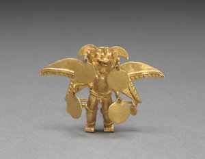 Pingente de figura alada, c. 1000-1550 (ouro fundido e martelado)