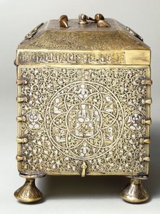 Um caixão de latão incrustado de prata mesopotâmica, com mostradores para uma fechadura de combinação (vista lateral) de Mesopotamian
