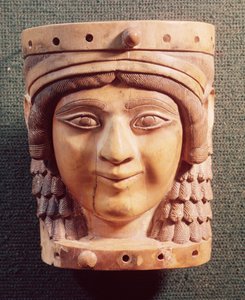 Cabeça de uma mulher, chamada a Senhora do Bem ou a Mona Lisa de Nimrud, do Palácio de Salmanassar III, 1400-612 aC