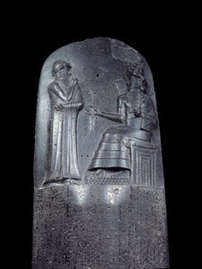 Mesopotâmia: estela em diorito do Código de Leis de Hammurabi (ou Hammourabi). Está coberto com inscrições cuneiformes e no topo está o rei Hamurabi perante o deus sol da Mesopotâmia, Shamash, divinita da Justiça. É uma das peças mais antigas do mundo. de Mesopotamian