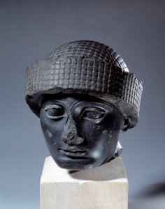 Mesopotâmia: cabeça em diorito sem inscrição de Gudea, governador da cidade de Lagash. Cerca de 2120 AC. Período Neo-Sumeriano (ca. 2150-2000 a.C.). Paris, Museu do Louvre de Mesopotamian Mesopotamian