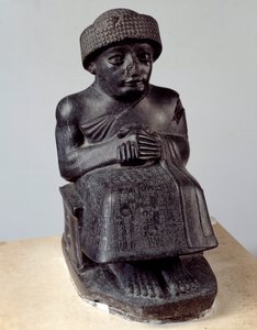 Mesopotâmia: estátua do deus Ningishzida representando Gudea sentado, príncipe de Lagash. Período Neo-Sumeriano (ca. 2150-2000 a.C.). Paris, Museu do Louvre