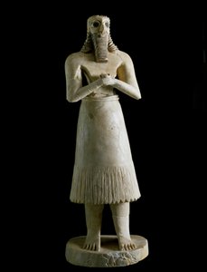 Arte mesopotâmica: figura do homem barbudo (ou deus Abu). Escultura em gesso, betume e concha, 3º milênio a.C. De Tell Asmar (Esnunna na Mesopotâmia) Dim. 72 cm Museu de Bagdad, Iraque