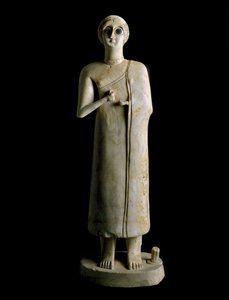 Arte mesopotâmica: figura de mulher ou deusa. Terracotta, 3º milénio a.C. De Tell Asmar (Ehnunna na Mesopotâmia) Sun. 59 cm Museu de Bagdad, Iraque