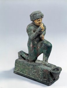 Mesopotâmia: Estatueta em prata, bronze e ouro de adorador ajoelhado, ex-voto dedicado ao deus Amurru para a vida de Hamurru. 1800 AC. Do site de Larsa. Paris, Museu do Louvre de Mesopotamian Mesopotamian