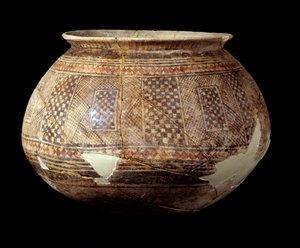 Arte Oriental: Vaso com decoração geométrica do estilo Halaf (terracota, por volta de 4500 a.C.) Mesopotâmia ou norte da Síria. Paris, Musee Du Louvre de Mesopotamian Mesopotamian