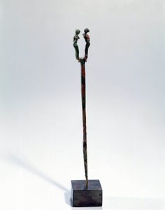 Arte Oriental: prenda uma cabeça decorada com dois personagens. Objeto de bronze, Cerca de 3300 - 3200 AC (período Urik, Mesopotâmia). De Tello. Altura 18 cm. Paris, Musee Du Louvre de Mesopotamian Mesopotamian
