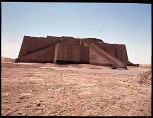 Vista do ziggurat reconstruído, 2050 a.C. de Mesopotamian Mesopotamian