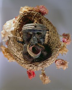 Máscara de traje para a celebração do festival anual mexicano de Guelaguetza (madeira, palha trançada e papel)