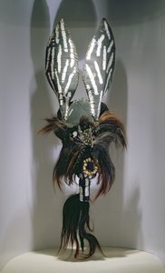 Máscara para fantasias usada pelos povos zapotecas da região de Oaxaca, México (mídia mista, cabelo e couro) de Mexican School