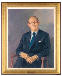 Retrato de Lord Aldington, sentado com um terno escuro