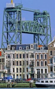 O porto de Roterdão, nos Países Baixos (Holanda), é o primeiro porto europeu e está situado na foz do Mosa e do Reno. de Michel Denance
