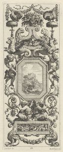 Painel ornamental encimado por uma cesta de flores e uma guirlanda