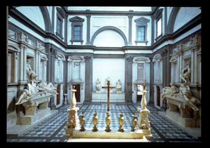 Vista do interior projetado por Michelangelo Buonarroti (1475-1564) mostrando os túmulos Medici de Lorenzo, duque de Urbino (1492-1519) (l) e Giuliano, duque de Nemours (1479-1516) (r), 1520-24 e 1530 de Michelangelo Buonarroti