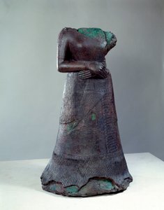 Civilização elamita: estátua de bronze da Rainha Napir Asu com inscrição elamita. 1250 AC. Do local de Susa, Irão. Sol 1,29x0,73 m Paris, musee du Louvre. de Middle Elamite Period