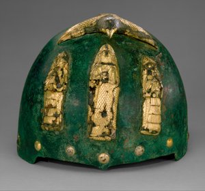 Capacete com figuras divinas sob uma ave com asas estendidas, c.1500-1100 AC (bronze, folha de ouro sobre betume) de Middle Elamite Period