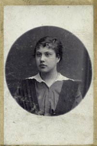 Retrato vintage de uma jovem rapariga. A fotografia foi tirada por volta do ano 1914 (foto) de Mikhail Pogosov