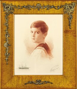 Retrato do sucessor do trono Tsarevich Alexei Nikolaevich da Rússia, com uma representação notável do iate imperial, 1913
