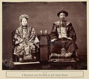 Um mandarim e a sua mulher em traje de corte de Milton M. Miller