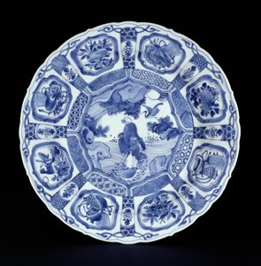 Prato de kraak azul e branco pintado com Li Tiegvai cruzando o mar em uma cabaça dupla, período Wanli, 1594-1610 (porcelana)