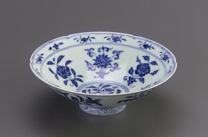 Tigela com lados cônicos e borda foliáceo, Jingdezhen, província de Jiangxi, 1426-35 (porcelana com pigmento de cobalto sob esmalte incolor claro)