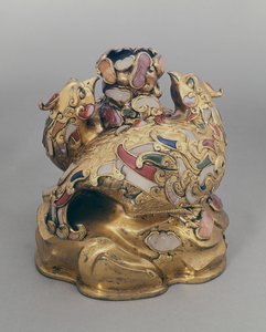 Navio de vinho de cobre dourado chinês sob a forma de Phoenixes em uma rocha de Ming Dynasty Chinese School