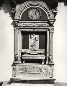 Monumento ao Conde Ugo (d.1001) Marquês da Toscana (mármore) (foto a p/b)