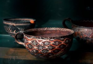 Arte minóica: copo de cerâmica do período Kamares (Creta) protopalatiale (2100 a 1650 a.C.), de Cnossos. Heraklion, Museu Arqueológico de Minoan