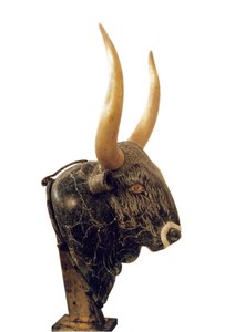 Arte minóica: rhython ou rhyton ou rython (vidro de vestuário) em forma de cabeça de touro do Pequeno Palácio dos Cnossos (Knossos) em Creta. 1550-1500 AC. Heraklion, Museu Arqueológico de Minoan