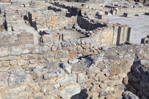 Sítio arqueológico minoano do complexo Phaistos.North East. Estas salas eram usadas para armazenar valiosos recipientes rituais. O famoso "disco Phaistos" com escrita hieroglífica foi encontrado aqui com outras placas de barro inscritas no linear A. Há tam de Minoan