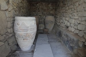 Sítio arqueológico minoano de Phaistos. A revista do pithoi gigante (frascos de armazenamento). Estes frascos são decorados com padrões de discos e cordas em relevo. de Minoan
