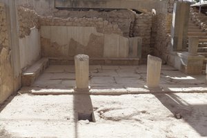 Sítio arqueológico minoano de Phaistos. O Megaron da rainha (ou seja, os apartamentos da rainha). O mais a sul dos "Royal Apartmentsof Phaistos". O chão foi pavimentado com placas de gesso e gesso vermelho enchendo o interstício. O gesso também foi utiliza de Minoan